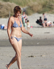 Oma, Mutter und Tochter sind am Strand in Bikini